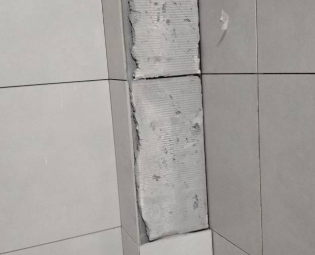 蔡甸瓷砖空鼓维修公司分享下瓷砖施工前基层浇水润湿程度不足，可能导致以下问题